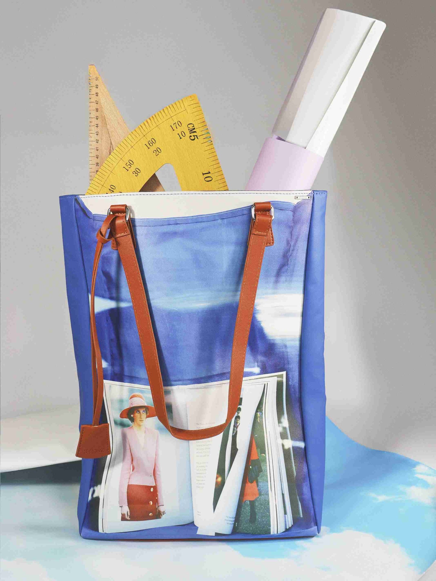 《what‘s in her bag?》 Wednesday Take a Break Tote Bag